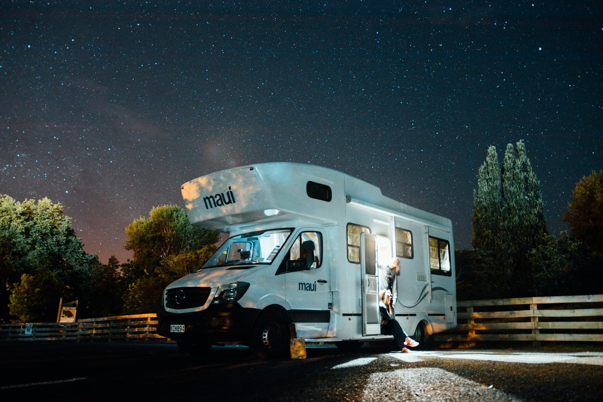 Camper onder de sterrenhemel