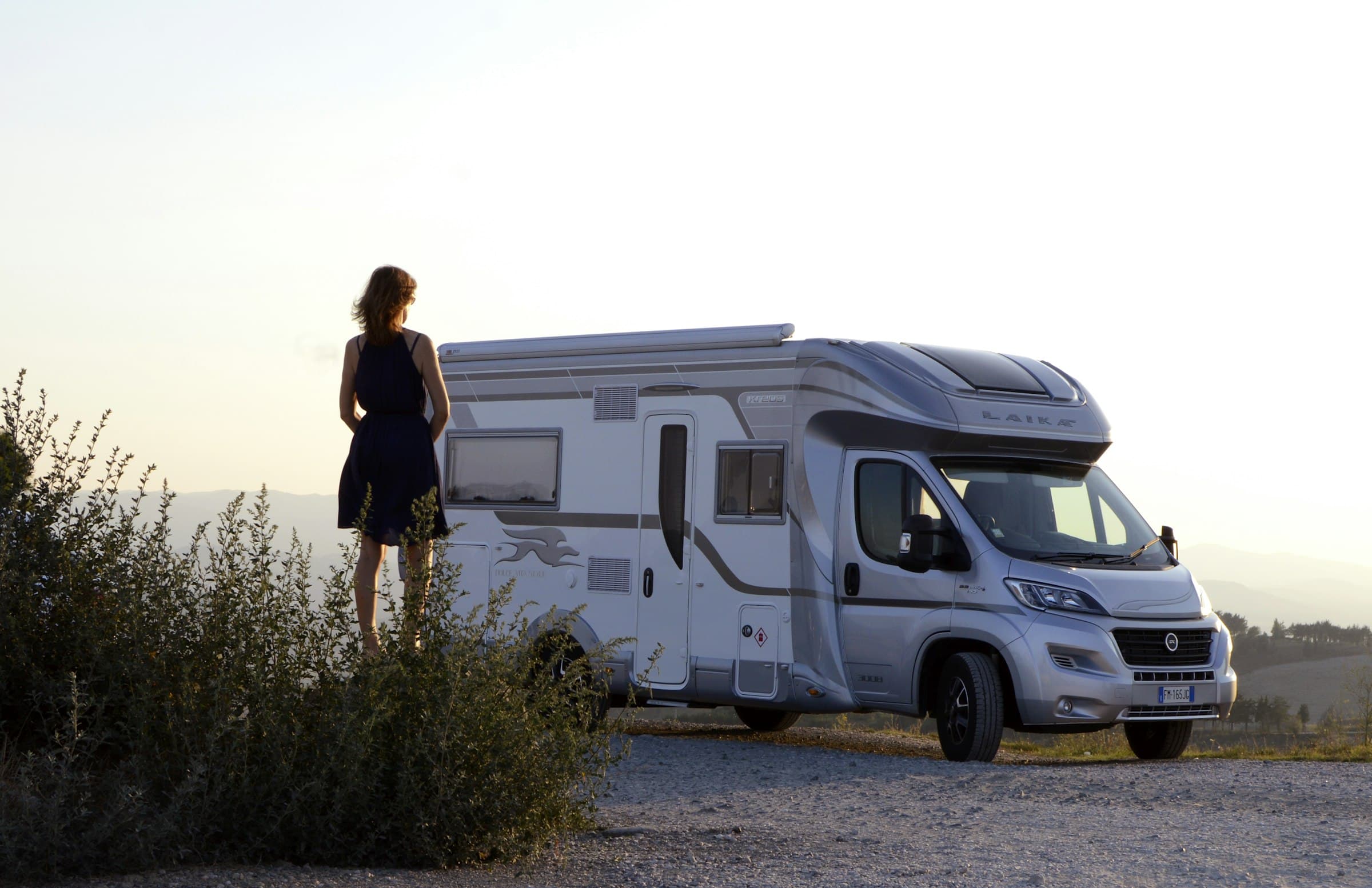 Camper op het grasveld in avondlicht
