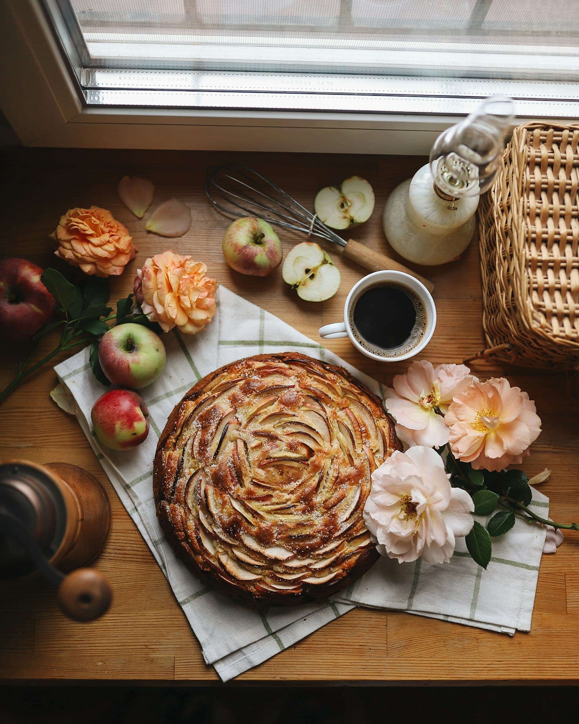 Verse Limburgse vlaai met koffie
